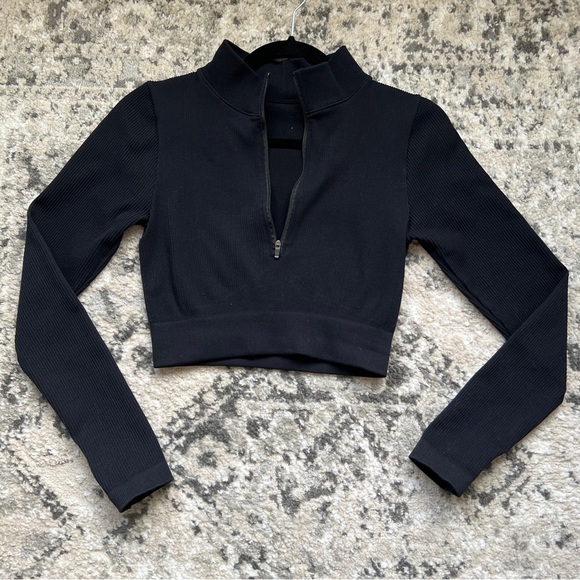 🔥Black Ribbed Zip-Up Crop Top - Picture 7 of 12